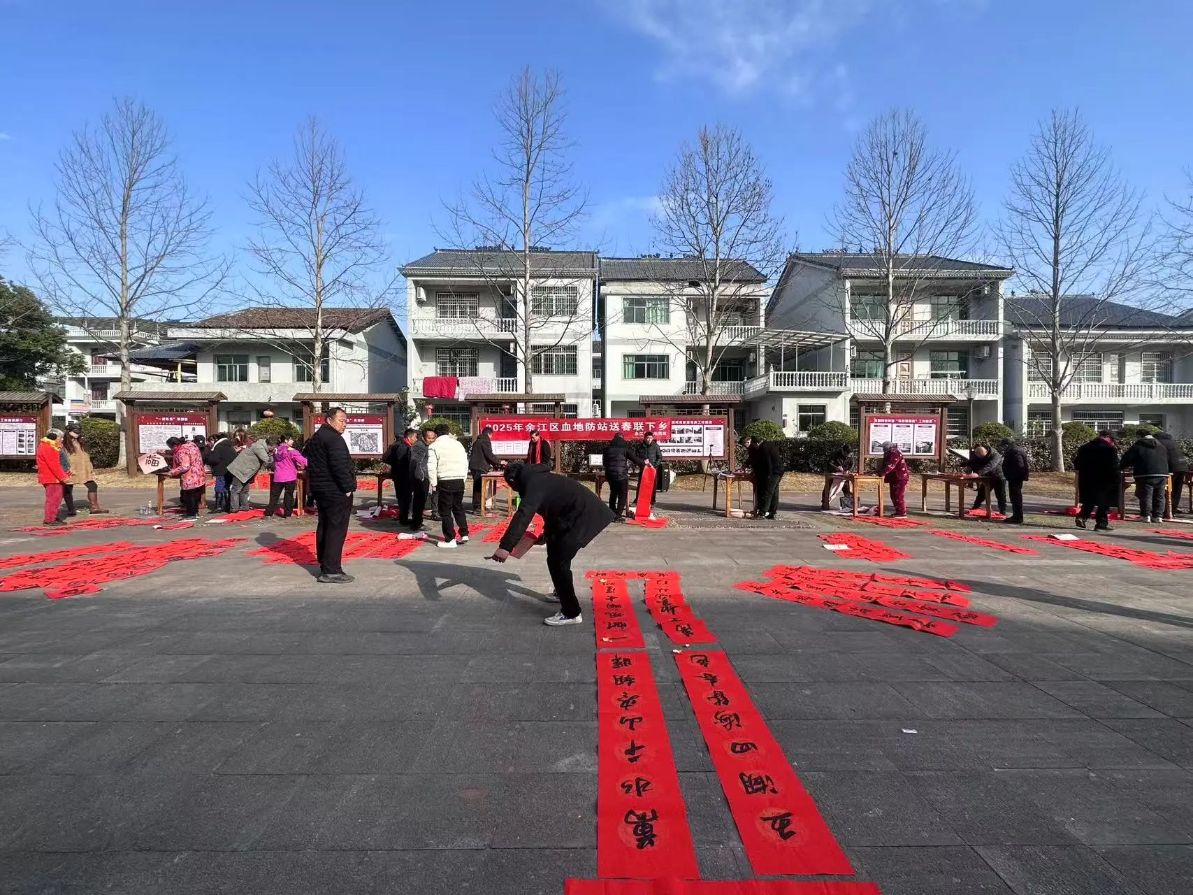 翰墨飘香迎新春，书写春联添福气——余江血地防站组织开展送春联下乡活动