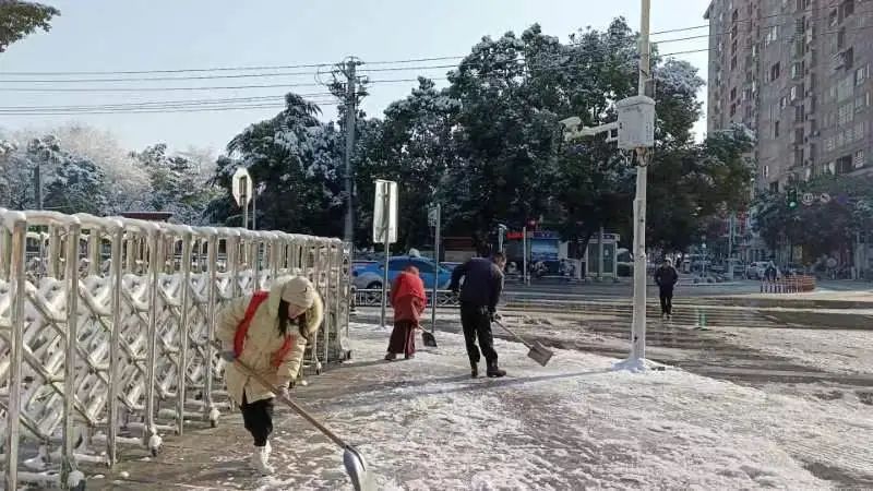 【除雪铲冰保安全，不惧风雪暖人心】中国血防纪念馆开展除雪铲冰活动